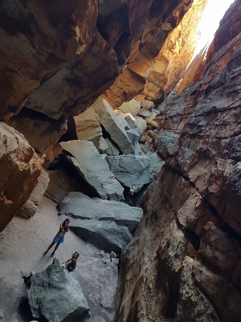 Zwischen den großen Felsen verschwinden wir menschen sehr leicht...