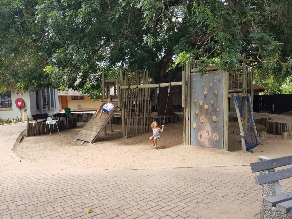 An der Terrasse vom Skukuza Camp wurde viel mit Holz gebaut 