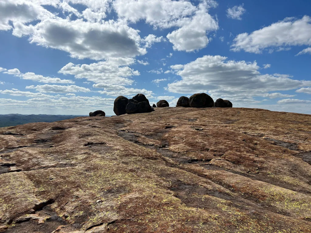 Die Felsbrocken liegen wie arrangiert auf dem Granithügel